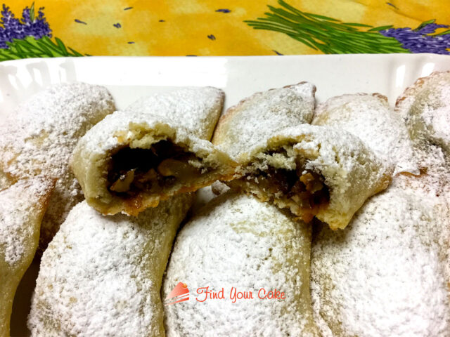 Panzerottini di frolla con mele noci cioccolato e limone