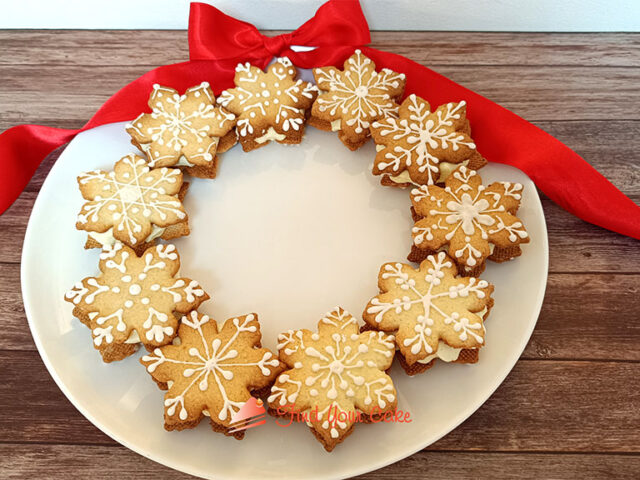 Ghirlanda di biscotti con crema diplomatica per Natale